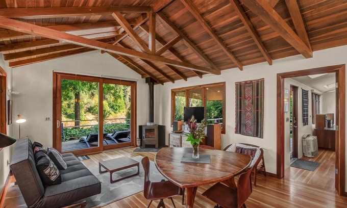 Hacienda Cabaña | Hermosa cabaña moderna frente al río privada exuberante con su propia playa