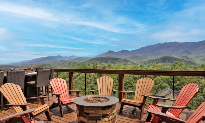 Chalet Village North Cabina | ¡NUEVA cabina de lujo 5BD / 4BA! ¡Vistas panorámicas! Teatro, fogata, ENORMES cubiertas!