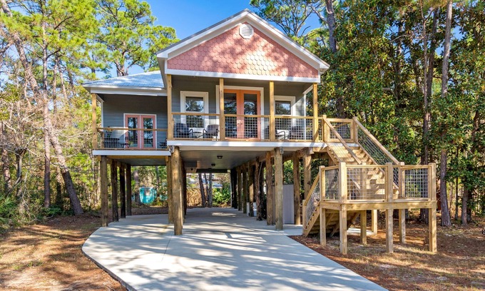 Dauphin Island Casa | Gorgeous Magnolia Cottage: With Bicycles/Beach Equipment- Pet Friendly! Private!