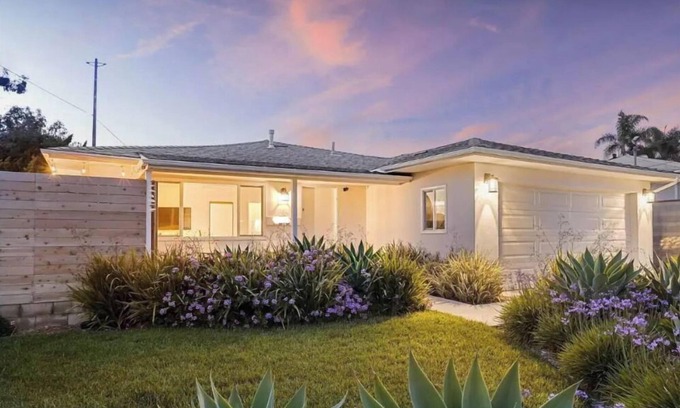 Fire Mountain Casa | Gorgeous mid century modern home near beach