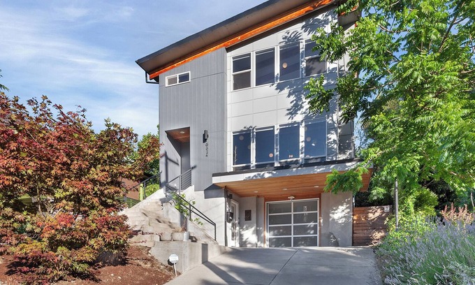 Portland Casa | Gorgeous Modern 3-bedroom house in Portland with AC and WiFi