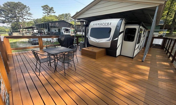 Dandridge Alquiler De RV | Gorgeous modern Camper located on Lake Douglas close to all area attractions!