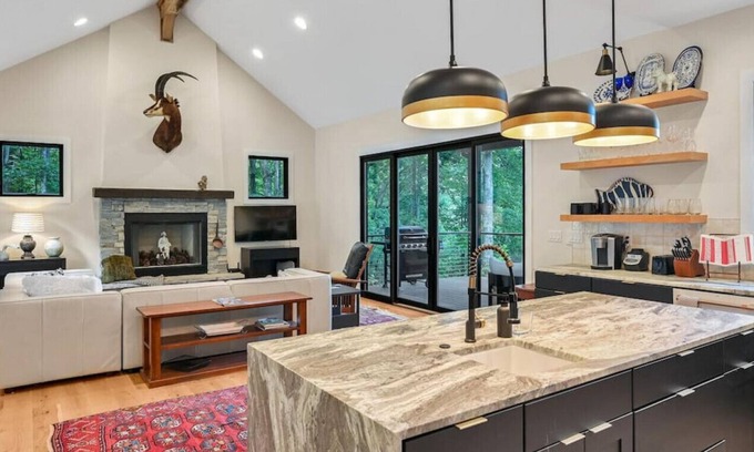 Mill Spring Casa | Gorgeous Modern Mountain Home