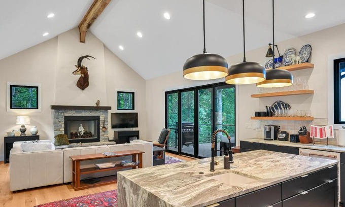 Mill Spring Casa | Gorgeous Modern Mountain Home