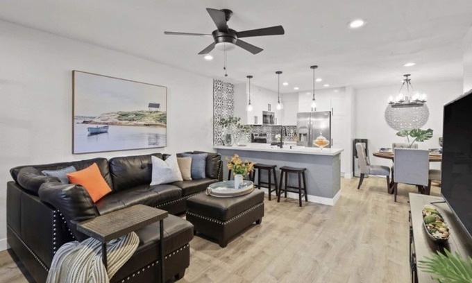 Fullerton Condominio | Gorgeous Modern Spanish Condo In Amazing Location Near Disney and La