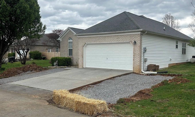 Maryville Casa | Gorgeous Mountain Views. Just bring your toothbrush and a few clothes!