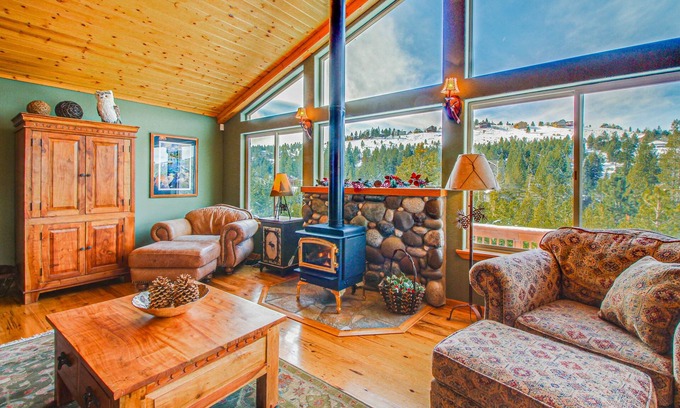 Truckee Casa | Una magnífica vista de la montaña cubierta y acceso a una piscina compartida, bañera de hidromasaje y gimnasio!