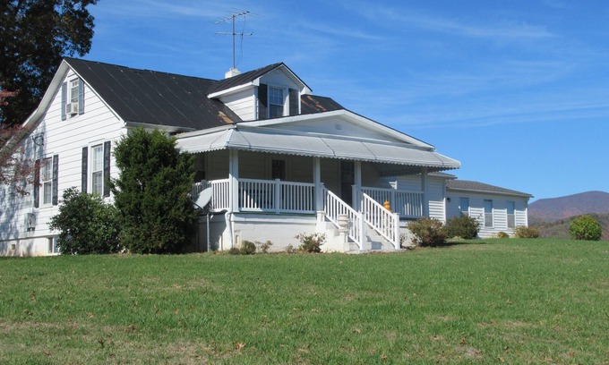 Peaks Otro | Gorgeous Mtn Views, Perfect for Fall, Near Peaks of Otter, D-Day Memorial