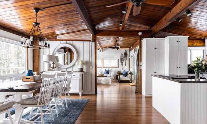 Muskoka Lakes Cabaña | Gorgeous Muskoka Lakes Cottage with Amazing Views & Wood Burning Fireplace
