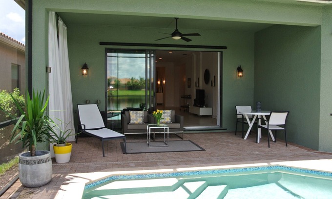 Naples Casa | Preciosa nueva casa de 3 dormitorios y 3 baños con piscina privada climatizada y vistas al lago.