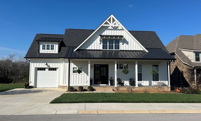 Winchester Casa | Gorgeous new 4bdrm Home on Tim's Ford Lake with screened in porches
