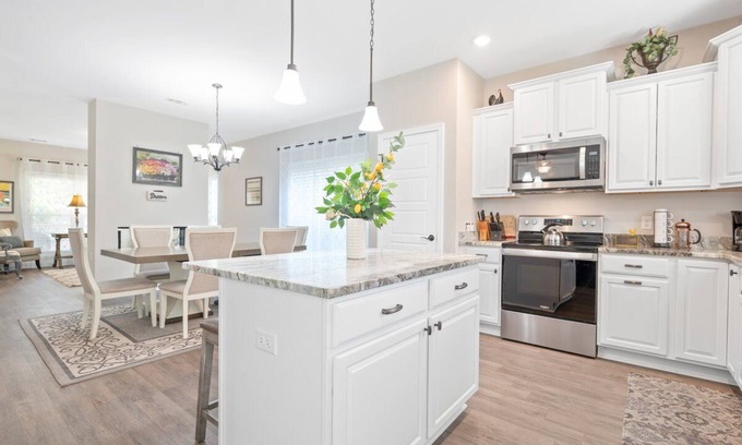 Brunswick Casa | Gorgeous new home, one level & convenient location