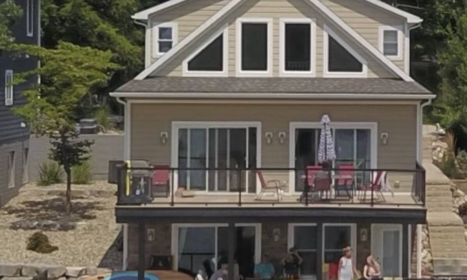 Sister Lakes Casa | Gorgeous New Home - 4,500sq -ft7 Bed Rm-5Bath 2 Fireplace -3 65” TV’s large Bar