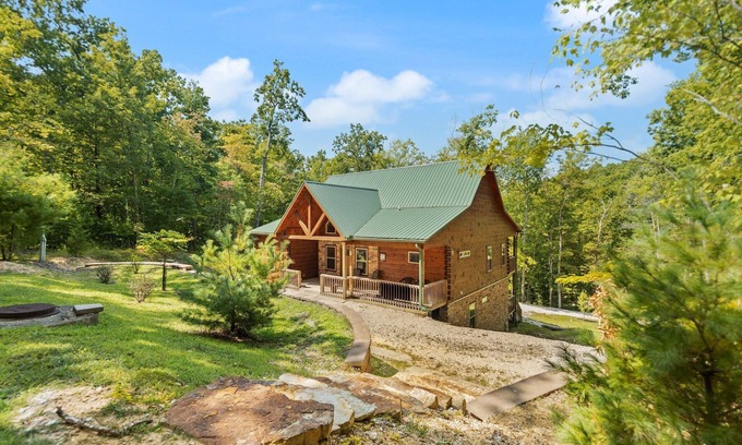 Campton Cabina | Gorgeous New Large Cabin 5-BD, 4.5-BA, Hot Tub, Pool Table, wet bar, Wi-Fi