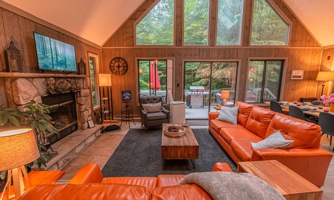 Gouldsboro Chalet De Esquí | Gorgeous New Mountain Chalet in Pocono Mts 4 Bdrm/Fire Pit/Game Room