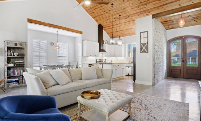 Shenandoah Casa | Gorgeous newer 3/2 home w/ Louisiana style & charm