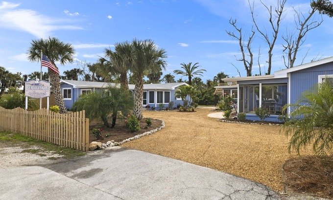 Sanibel Cabaña | Preciosa cabaña costera recientemente renovada ¡A minutos de la playa y bicicletas gratis!