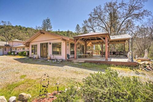 Oakhurst Casa | Gorgeous Oakhurst Retreat with Swimming Hole!