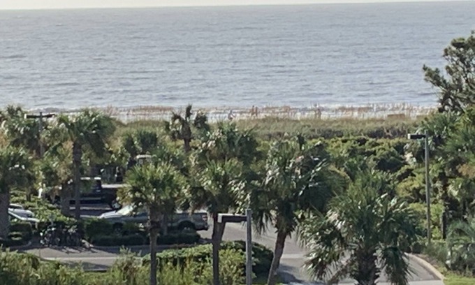Folly Field Condominio | Gorgeous ocean view villa with spacious balcony and private beach access.