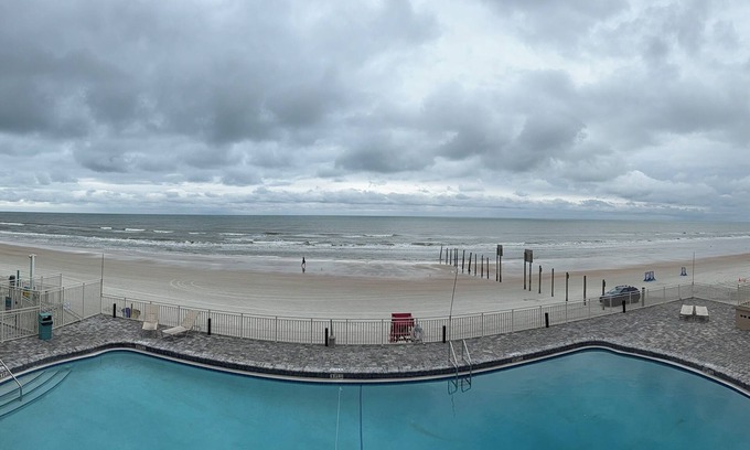 Davis Apartamento | Gorgeous Oceanfront 1 BR Apartment with Private Balcony & Pool