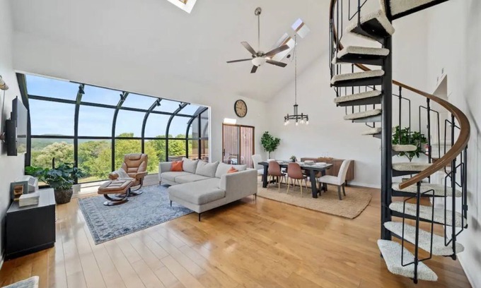 Vernon Condominio | Gorgeous open and bright loft condo in Great Gorge Village, Vernon, NJ.