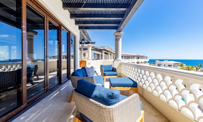 Buzzards Condominio | Gorgeous penthouse with pool and jacuzzi amenities