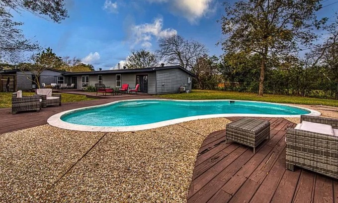 Westbury Casa | GORGEOUS POOL HOME IN THE HEART OF HOUSTON’S TOP TOURIST SPOTS! BEST LOCATION!!