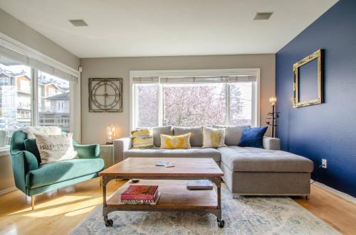 West Queen Anne Casa | Gorgeous Queen Anne Townhouse - Rooftop Deck!