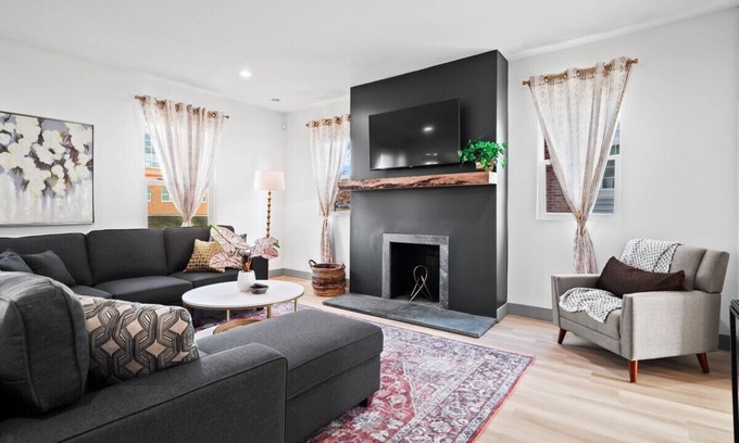 Firestone Park Casa | Gorgeous Remodel|Game Room|Sleeps 8