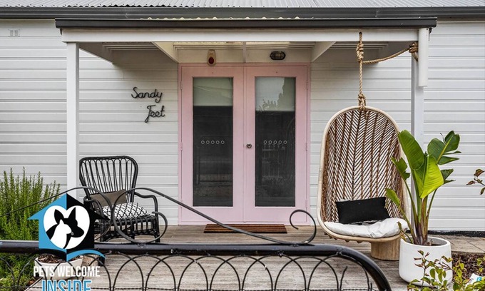 Victor Harbor Casa | Gorgeous Renovated Cottage in Heart of Victor Harbor