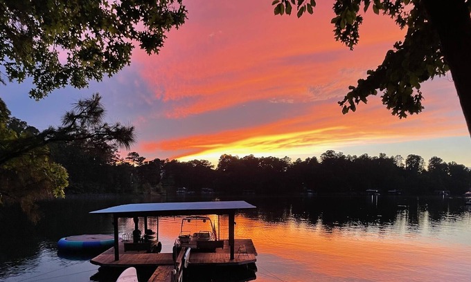 Buford Cabaña | Gorgeous renovated Lakefront retreat! South end, two docks!