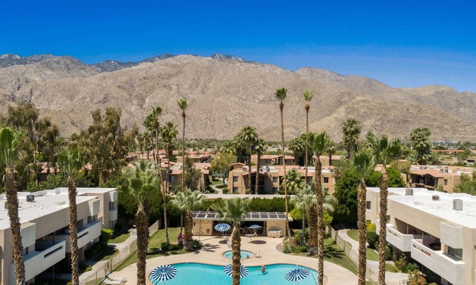 Baristo Condominio | Gorgeous Renovated Palm Springs Condo Jan 2025 dates still available