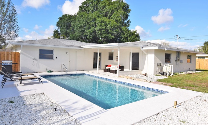 Southgate Casa | Hermosa renovación con piscina, a minutos de la playa.