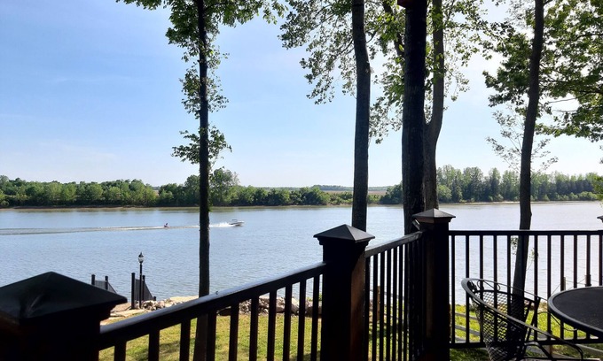 Morris Chapel Cabina | Gorgeous River Cabin King Beds Hot Tub Kayaks Fire Pit.