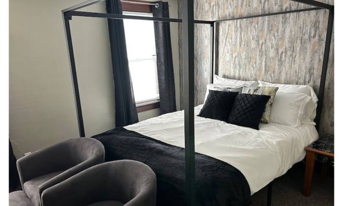 Warren Apartamento | Gorgeous room next to Trumbull!