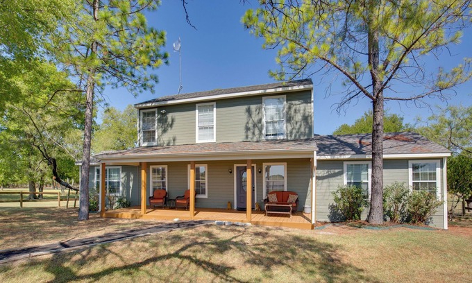 Royse City Casa | Gorgeous Royse City Retreat w/ Front Porch & Pond!