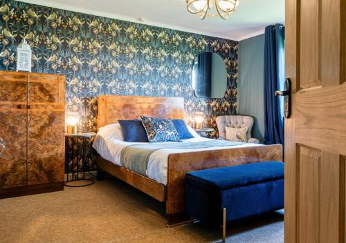 Norton St. Philip Casa | Gorgeous Rural 4 Bed Farm Cottage - With Hot Tub!