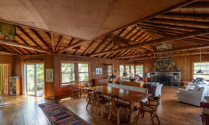 North Kawartha Cabaña | Gorgeous Rustic 5-bedroom cottage in North Kawartha with WiFi