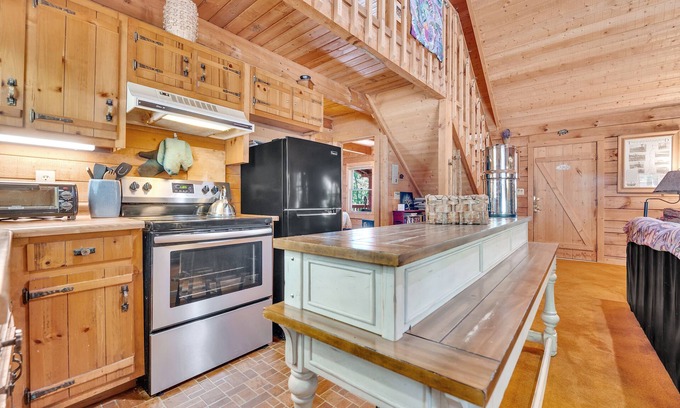 Lakemont Casa | Gorgeous Rustic Cabin in Mountains-4 bdrm. W/ Fireplace