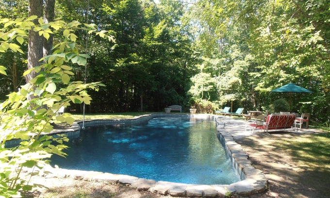 Amagansett North Casa | Precioso oasis aislado! Giant Pool - Bañera de hidromasaje. 20 acres de privacidad aislada.