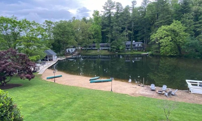 Flat Rock Condominio | Gorgeous serene lake and beach front hide away