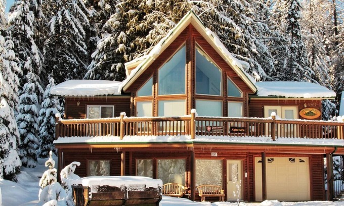 East Kootenay Chalet De Esquí | 5 dormitorios o 3 dormitorios en la colina y Jacuzzi privado.