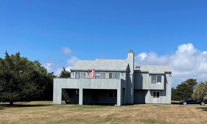 Katama Casa | Gorgeous South Beach Contemporary 5 min walk to beach with AC, and WiFi