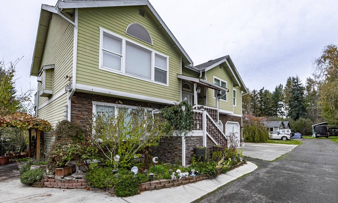 Tukwila Casa | Gorgeous, spacious 2 floor home 3.5 miles from Airport
