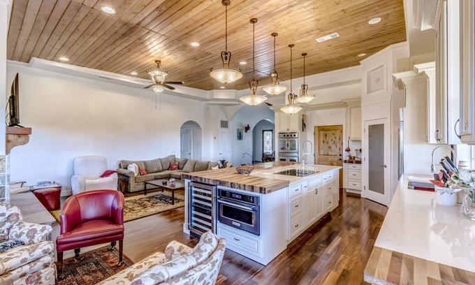 Catalina Foothills Estates Casa | Gorgeous Spanish Colonial near mountain trails