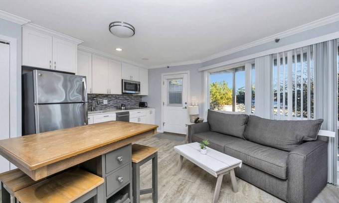 Napeague Apartamento | Gorgeous Studio Apartment with 1 Bath and Balcony