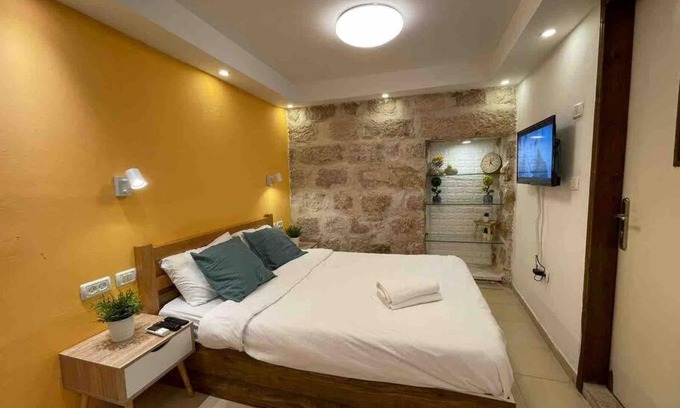 Nachlaot Apartamento | gorgeous studio , market location , stone house