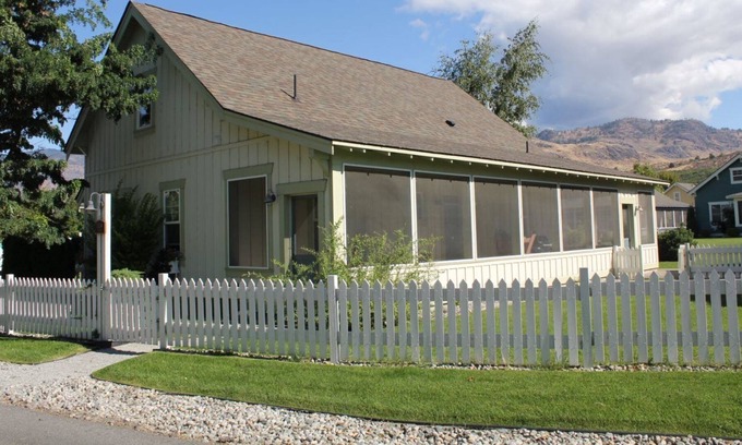 Oroville Cabaña | Gorgeous Summer Cottage on Lake Osoyoos
