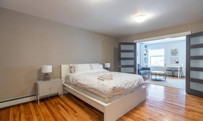 Bedford Apartamento | Gorgeous & Sunny Executive Suite, AC