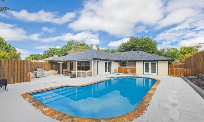 Garland Casa | Gorgeous Sunny Home for Big Groups w/ Private Pool